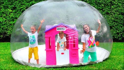 尼基兄弟：弗莱德和尼基建造儿童充气玩具屋，再也不害怕淋雨了！