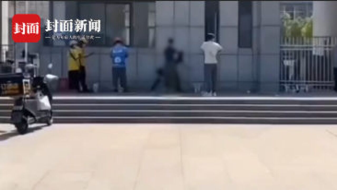 网曝武汉一高校保安抛扔学生外卖学校:肯定会处理_腾讯视频
