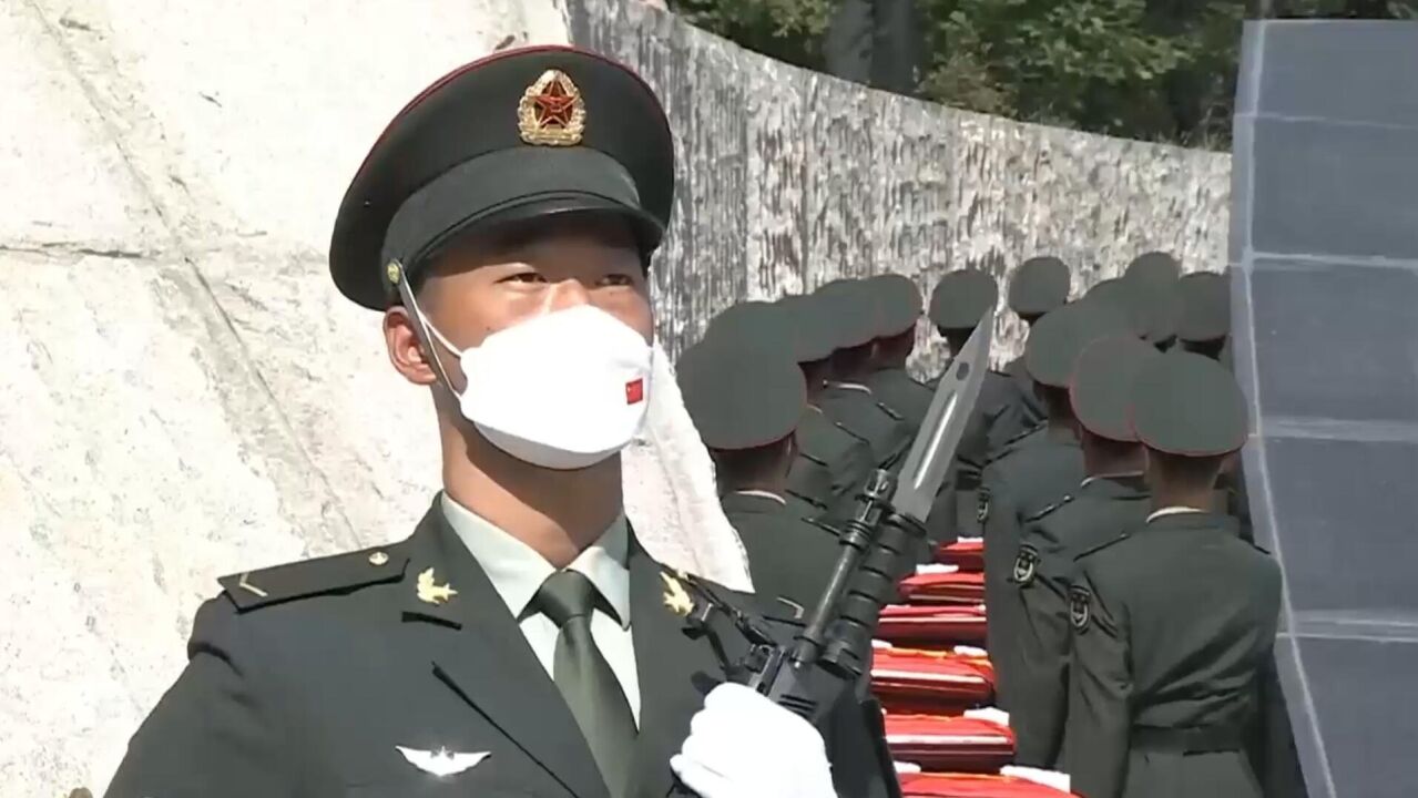 鸣枪致敬后，礼兵踢着无声的礼步 护送志愿军烈士棺椁缓缓行进_腾讯视频