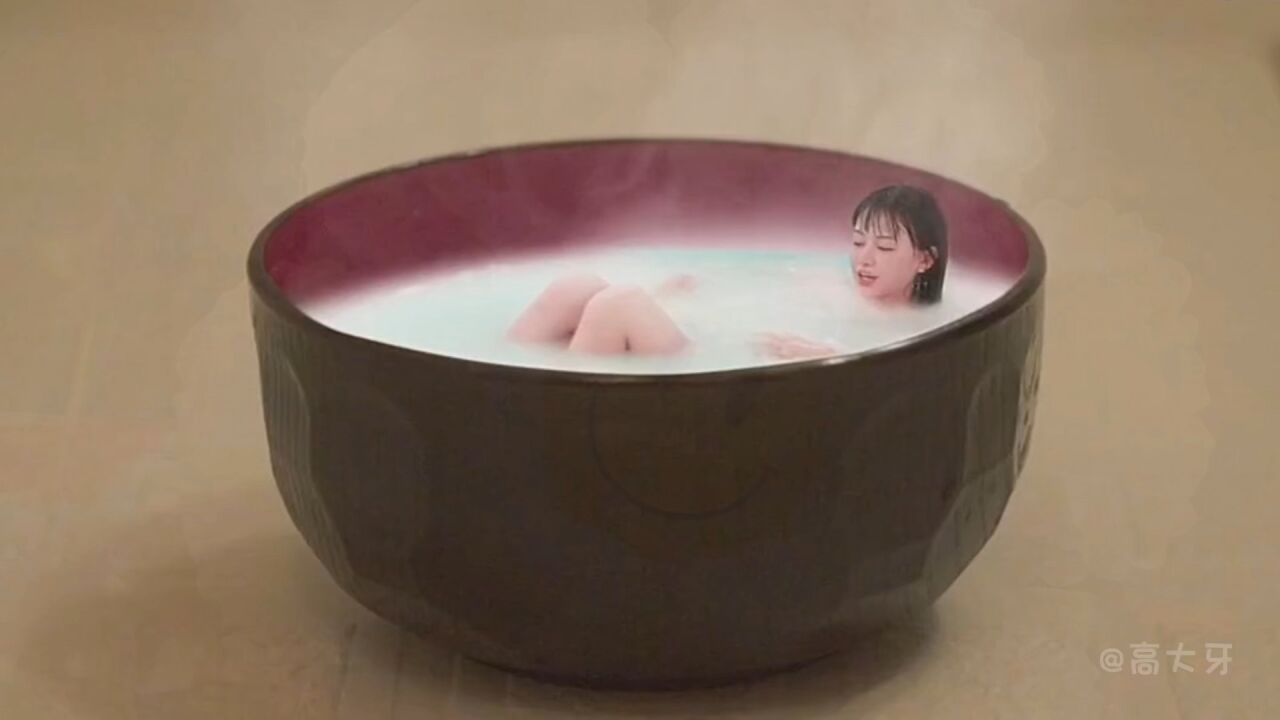 你见过这么小的女孩吗？在碗里洗澡？_高清