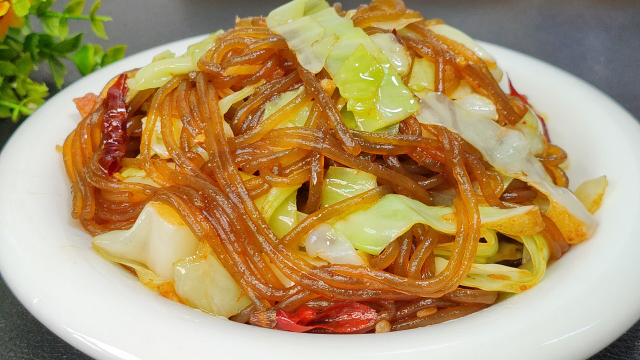 包菜炒粉条到底怎么做好吃?诀窍全在这里,难怪以前粘锅不好吃