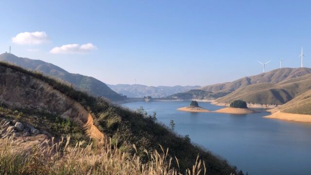 网红打卡圣地天湖,虽然水位下降了,但是这个视角的风景还是不错的.