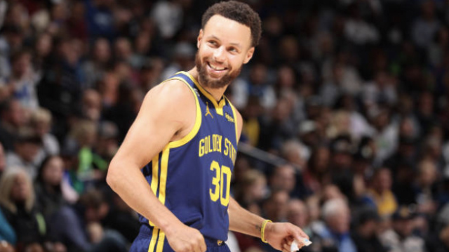 库里有多暖心 冲进场内挥毛巾庆祝吃技犯 力挺好兄弟格林