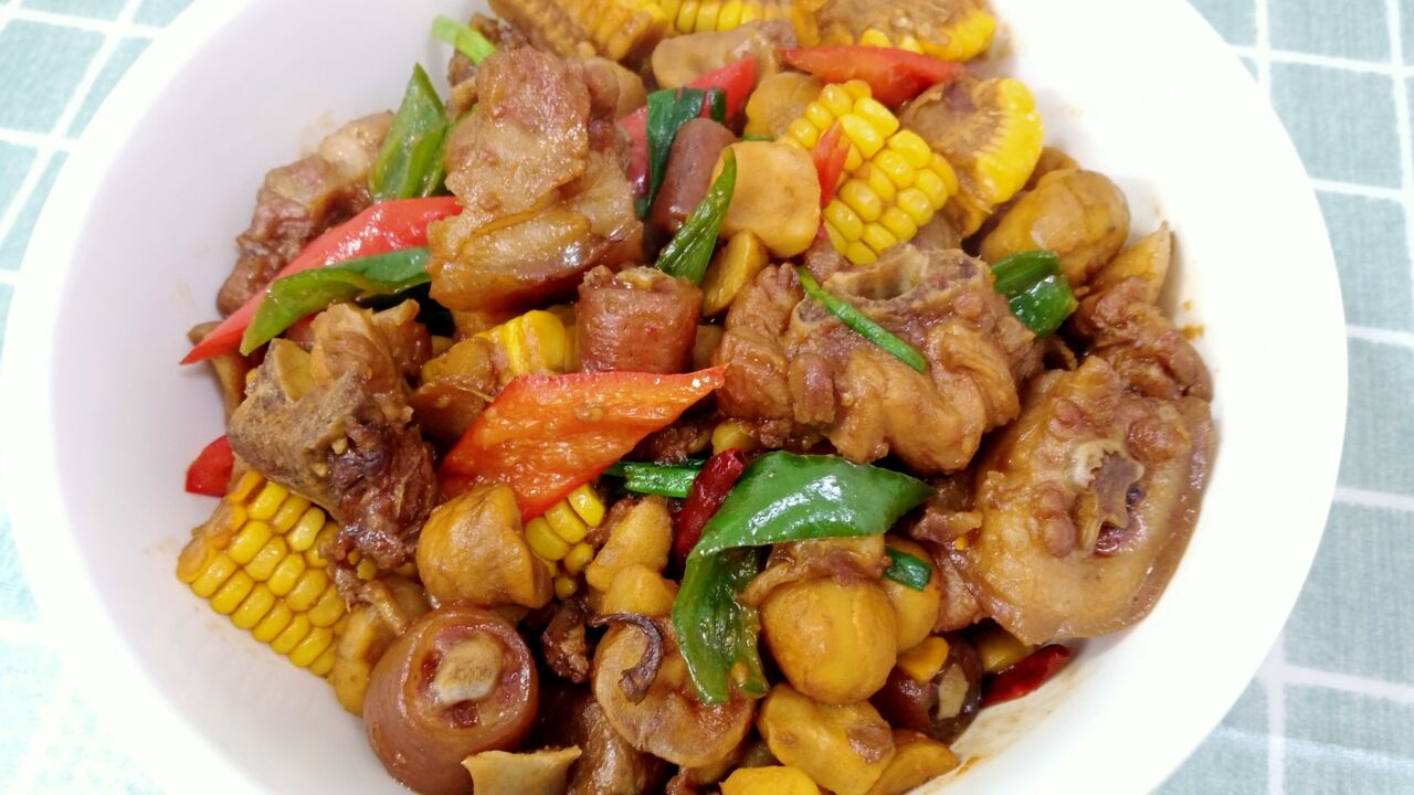 大厨教你"板栗烧猪尾"浓浓栗子味,猪尾节节香,诀窍全在这里