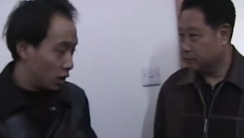 2004年，绑架演员吴若甫的罪犯被捕，审讯现场他竟耍滑头