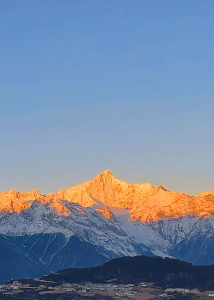 梅里雪山日月同辉照片图片