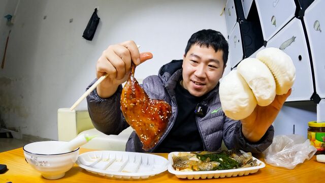 奥尔良烤鸭腿配上麻辣鱼皮,外卖小哥吃的津津有味,美味