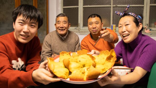 会成做芥菜樱炖豆腐,老妈铁锅贴大饼子,金黄带嘎嘎,爷爷吃高兴