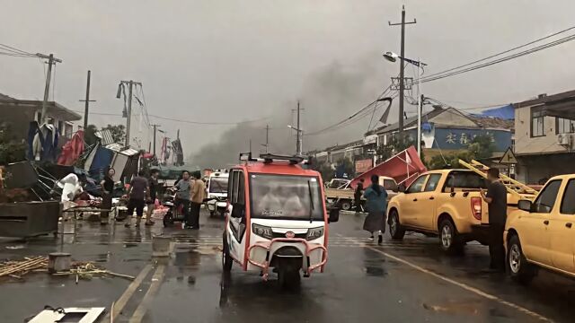 江苏宿迁龙卷风致1死3伤,居民:窗户玻璃破碎,有彩钢瓦屋顶被吹掀