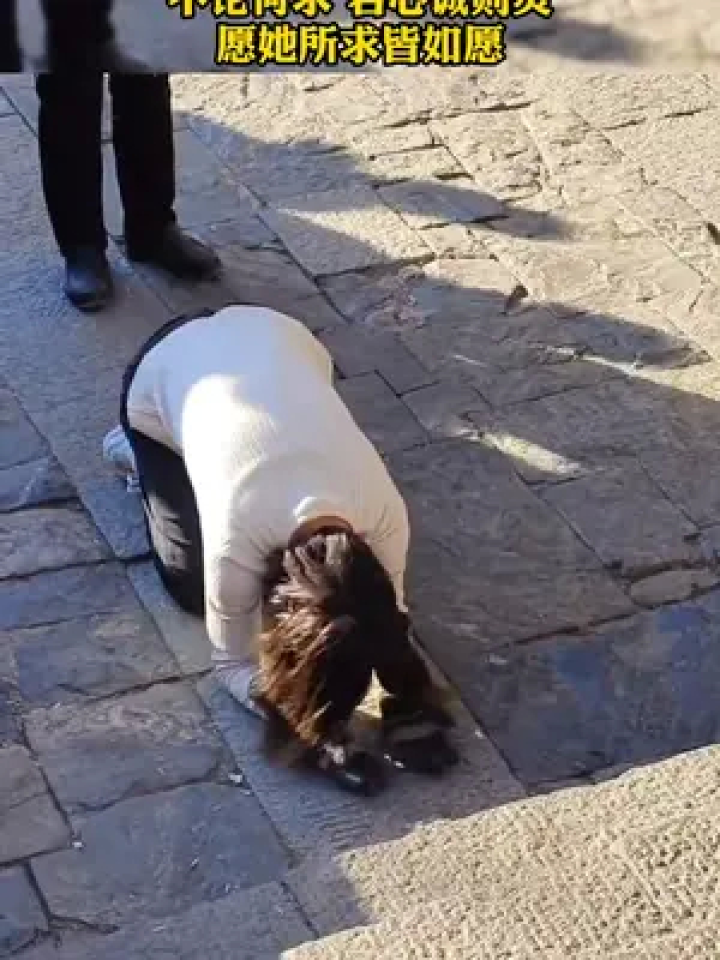 泰山 上女子一路虔诚跪拜,愿她所求皆#如愿 !#山东生活日记