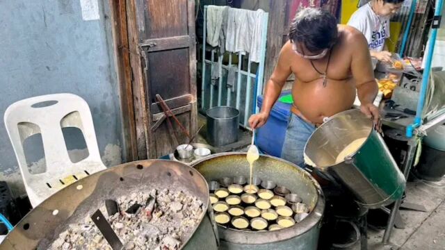 泰国曼谷街头小吃 每天制作松饼