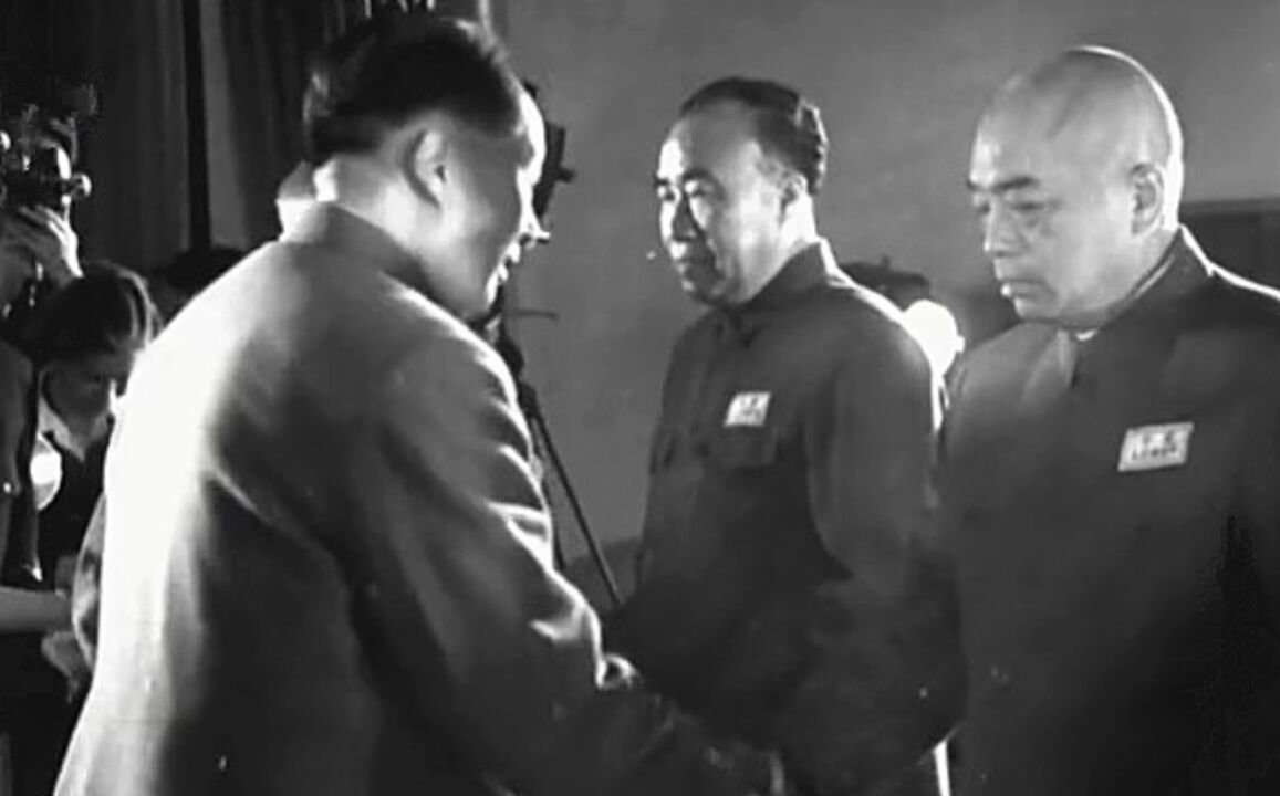 1955年,毛主席与开国元帅热情握手,授衔授勋仪式画面被拍下!_高清1080P在线观看平台_腾讯视频