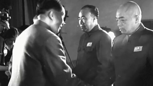 1955年，毛主席与开国元帅热情握手，授衔授勋仪式画面被拍下！