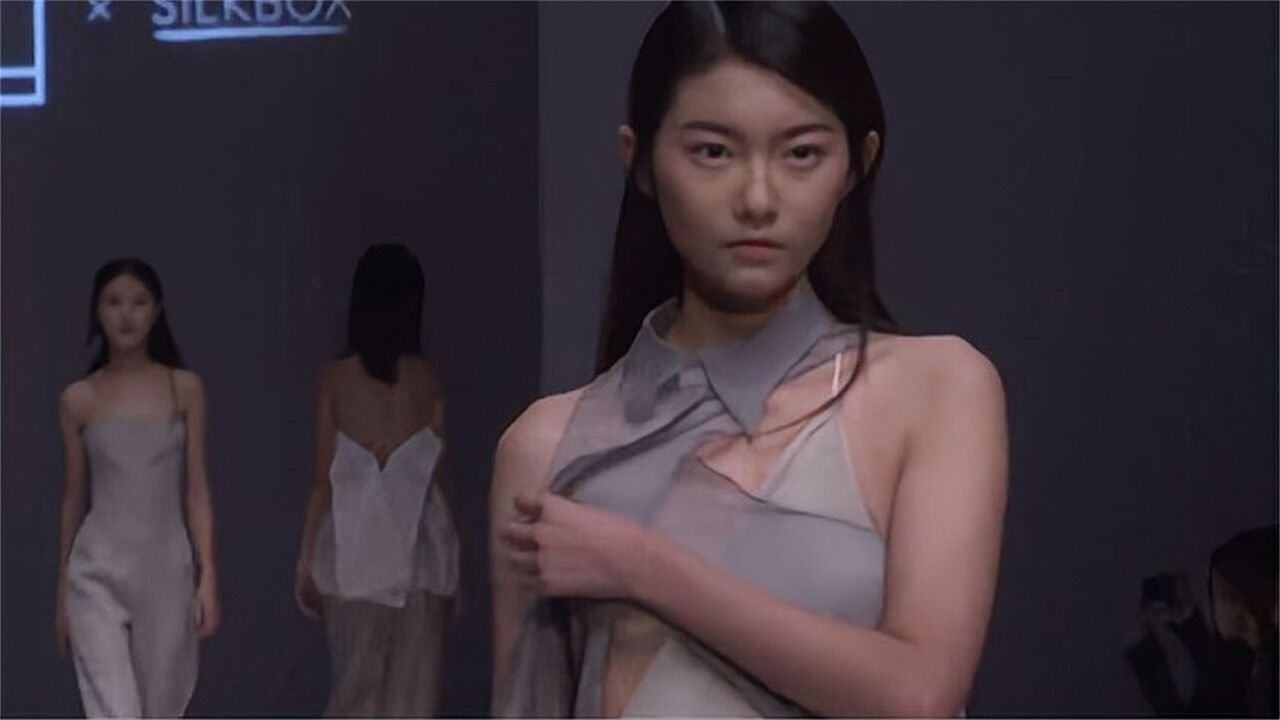 模特走秀不穿内衣,衣服突然滑落该咋办?美女解释完让男人顶不住