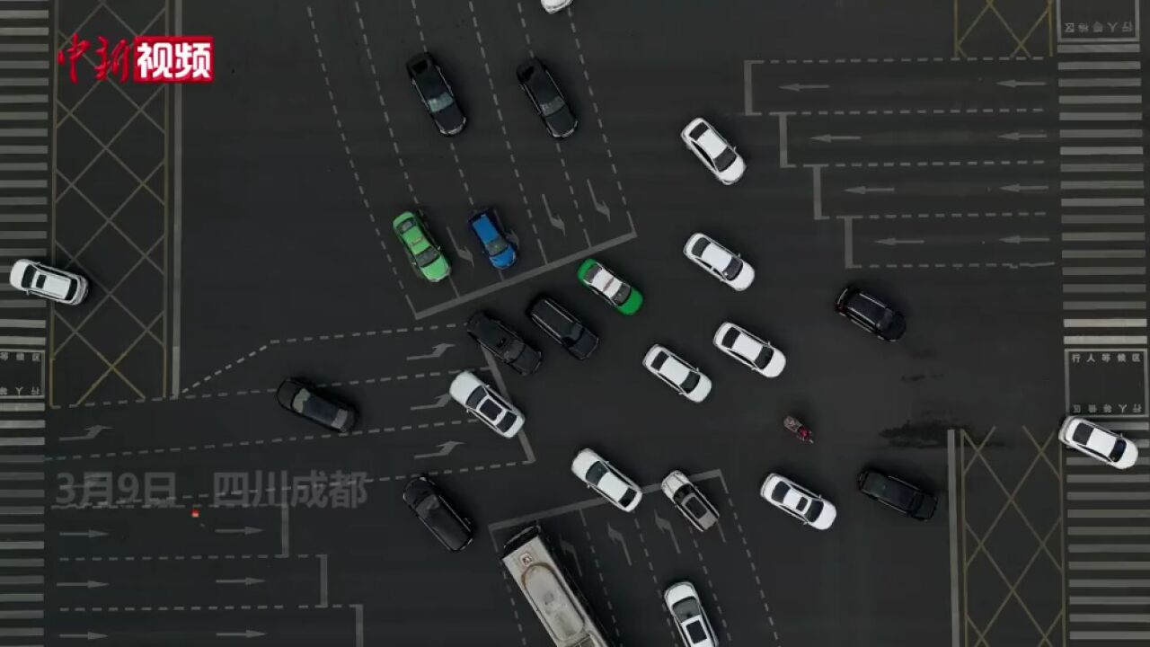 成都一十字路口近30条导向线组成"电路板"