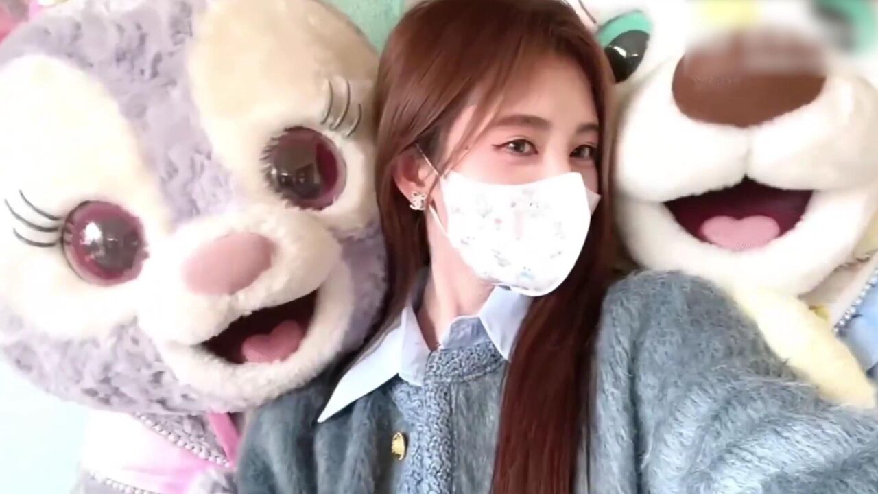 鞠婧祎迪士尼游玩被偶遇 口罩遮面难掩美貌