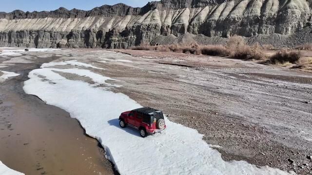 穿行在溪流间,岩壁上的火山口清晰可见#我的旅行日记 #男人的快乐就是这么简单 #就是这种感觉