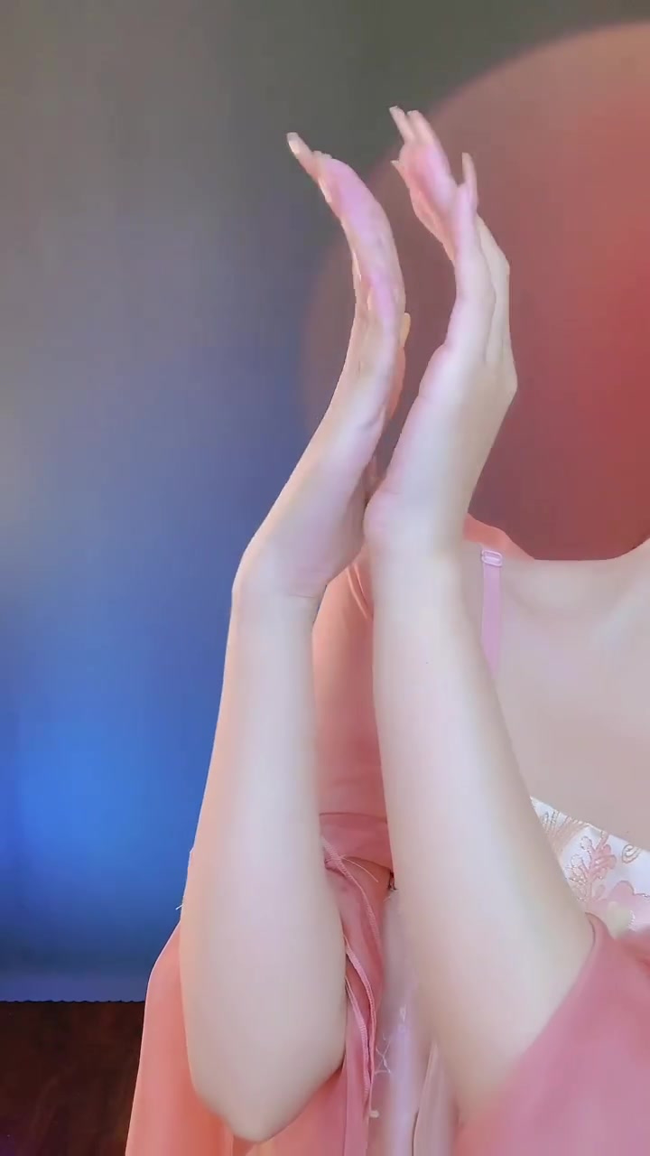 手指舞 #手控 心在跳是爱情如烈火