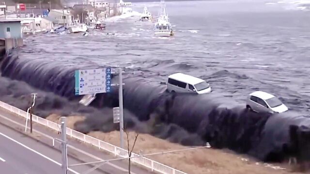 实拍日本311大海啸,40米高巨浪如末日降临,数百万房屋瞬间摧毁