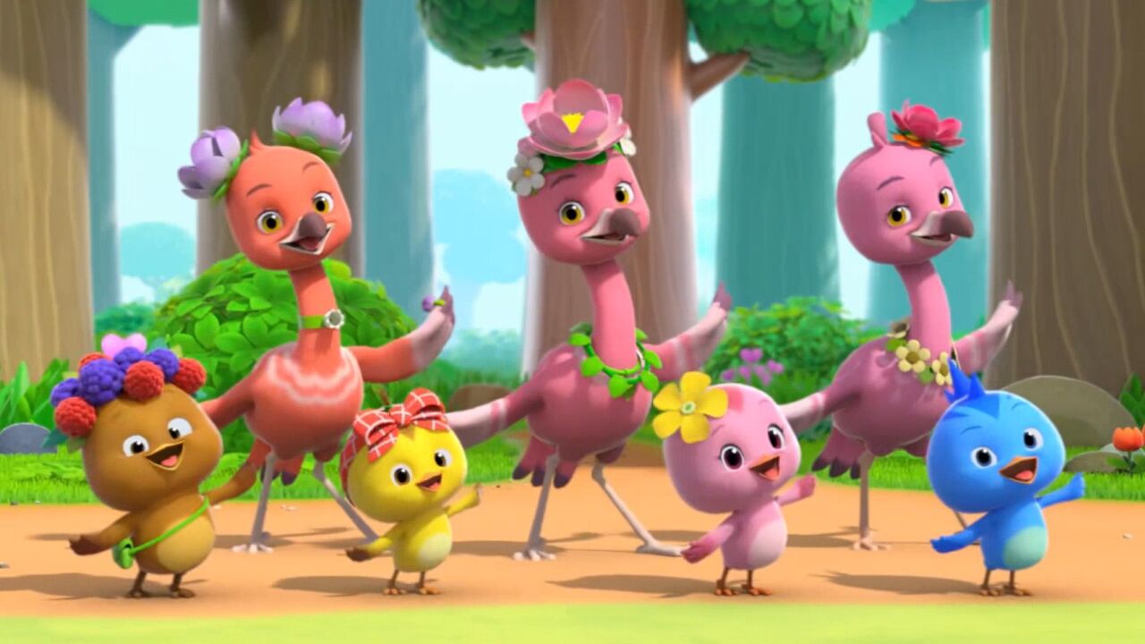 萌鸡小队朵朵踩高跷,给火烈鸟化妆,它们一起开心的跳舞
