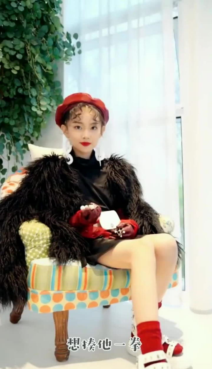 童模宋小睿拍唱歌视频,这次妆容实在夸张,有点过分成熟的感觉