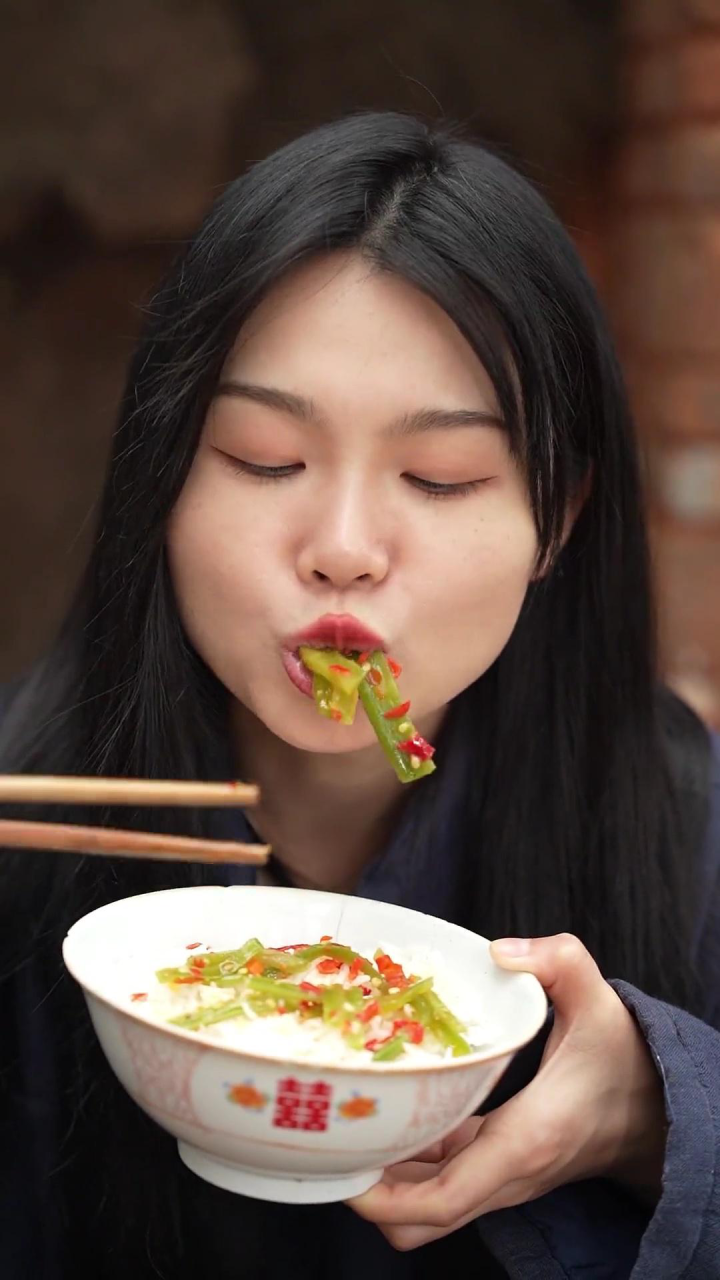 宇姐在鸡蛋饼上放了什么?杨杨吃饭为什么不吃菜?