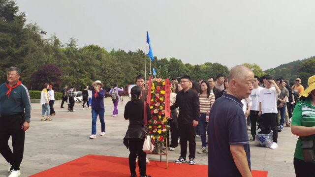 湖南韶山毛主席铜像广场武汉旅游团向毛主席敬献花篮庄严三鞠躬