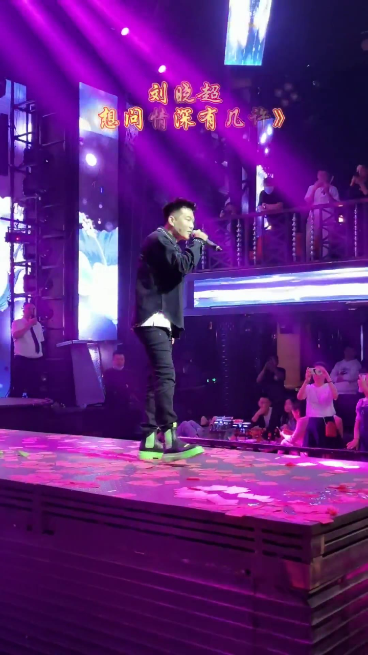 热门单曲#想问情深有几许 #热门歌曲 #演出现场 #郑州郑州威威娱乐