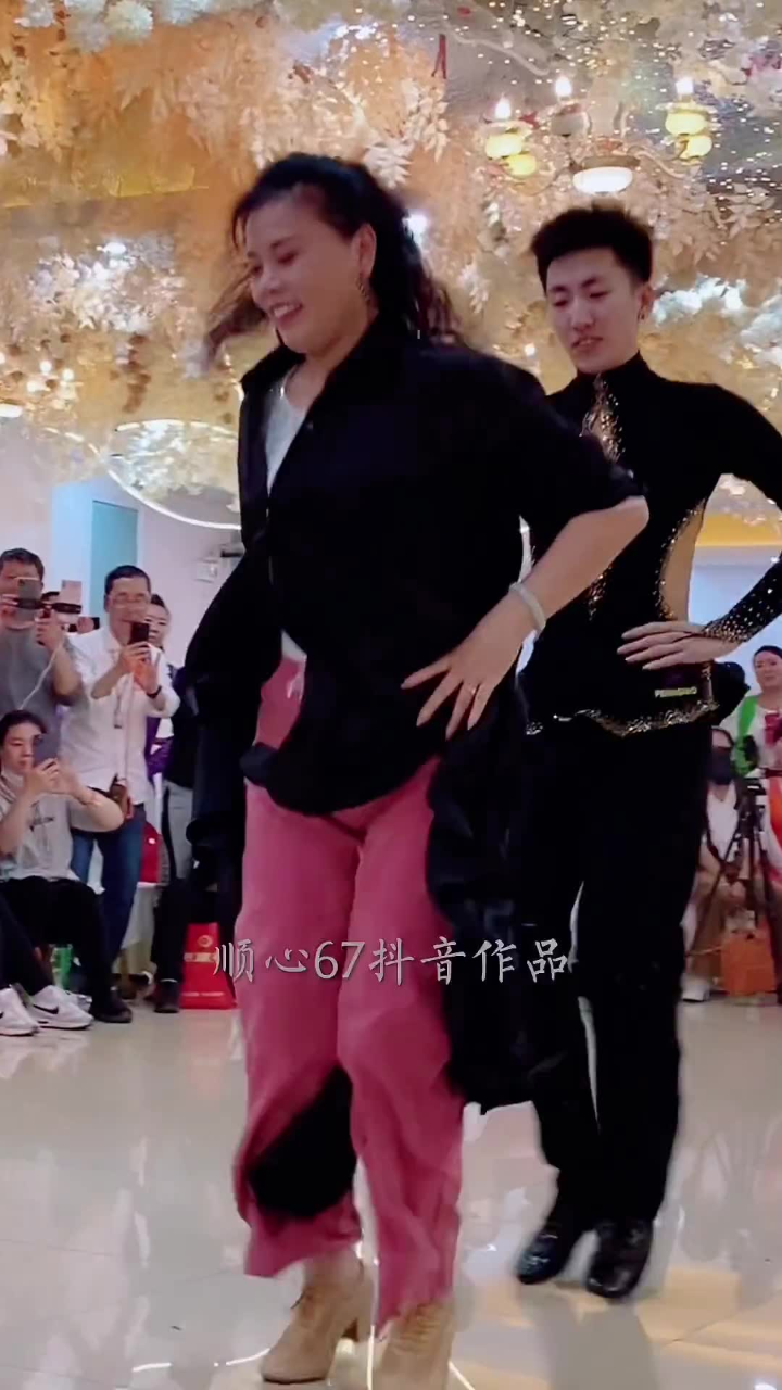 母子打点舞,真帅!#吉舞小王子果果 #广场舞 #灵魂舞者 #舞蹈 #上热门