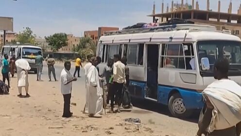 苏丹首都喀土穆民众拎大包小包逃难：挣扎中求生太痛苦了