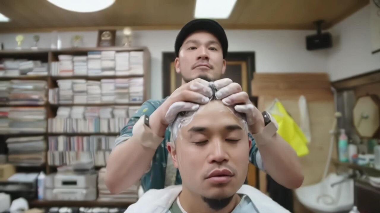 美发店再现传统坐式干洗,这简单的手法,现在都失传了
