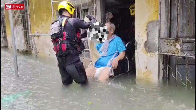 暴雨致湛江部分区域积水内涝!消防紧急营救多名被困群众