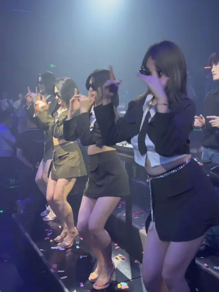 美女#蹦迪现场 #现场实拍