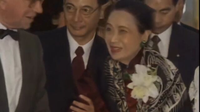 1995年宋美龄珍贵影像,98岁高龄妆容依旧精致,岁月从不败美人