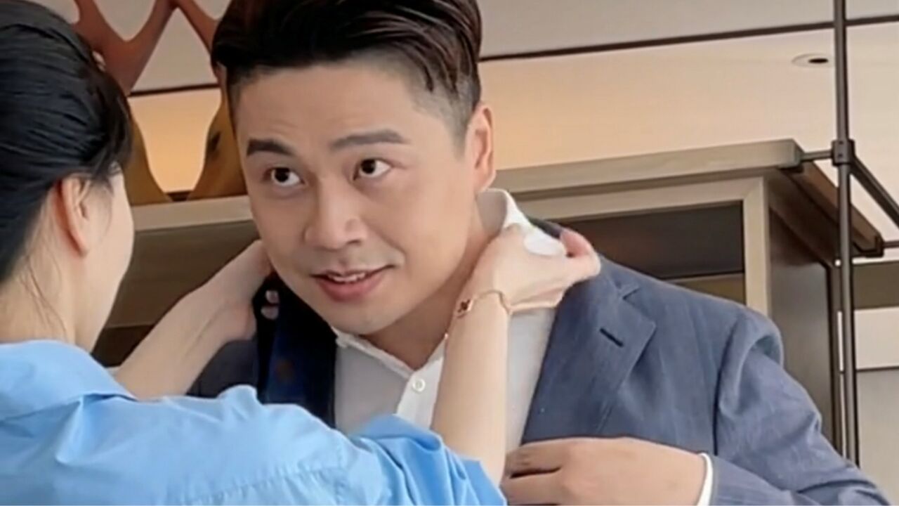 王牌主持人沈涛要当爸爸了?陪老婆产检被偶遇,拥抱扇风体贴入微