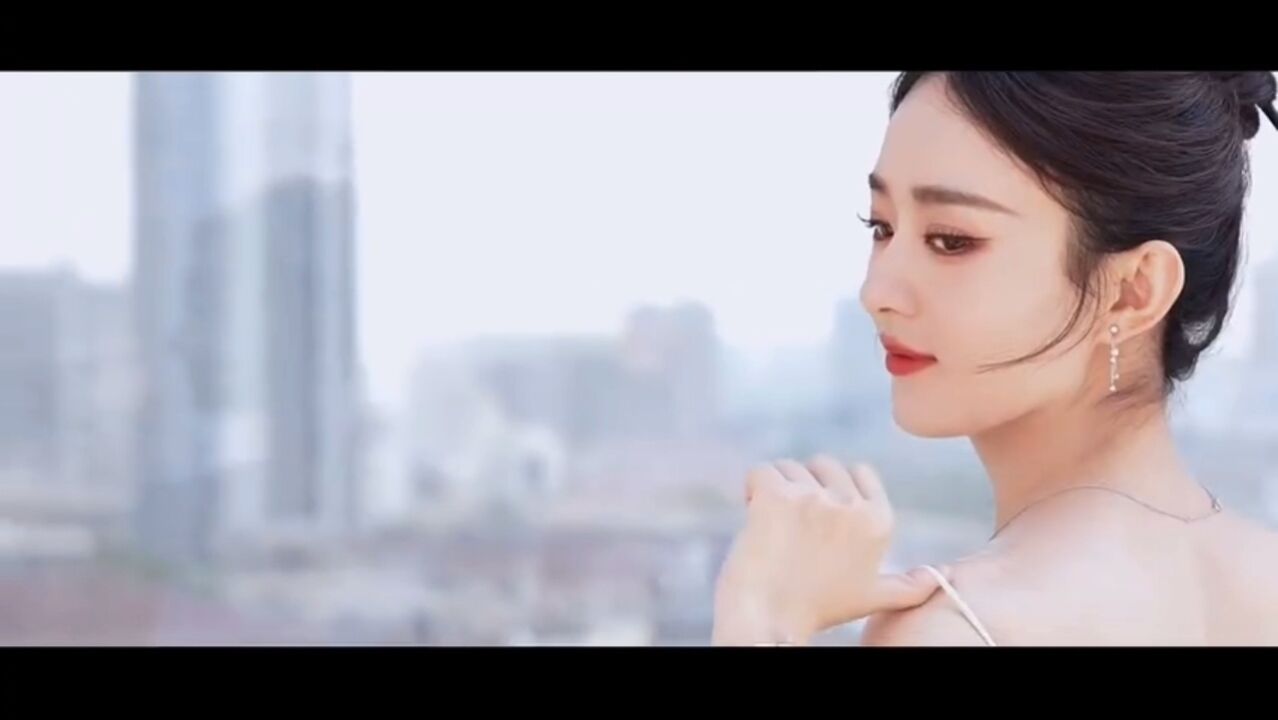 赵丽颖白色吊带长裙造型侧拍花絮视频