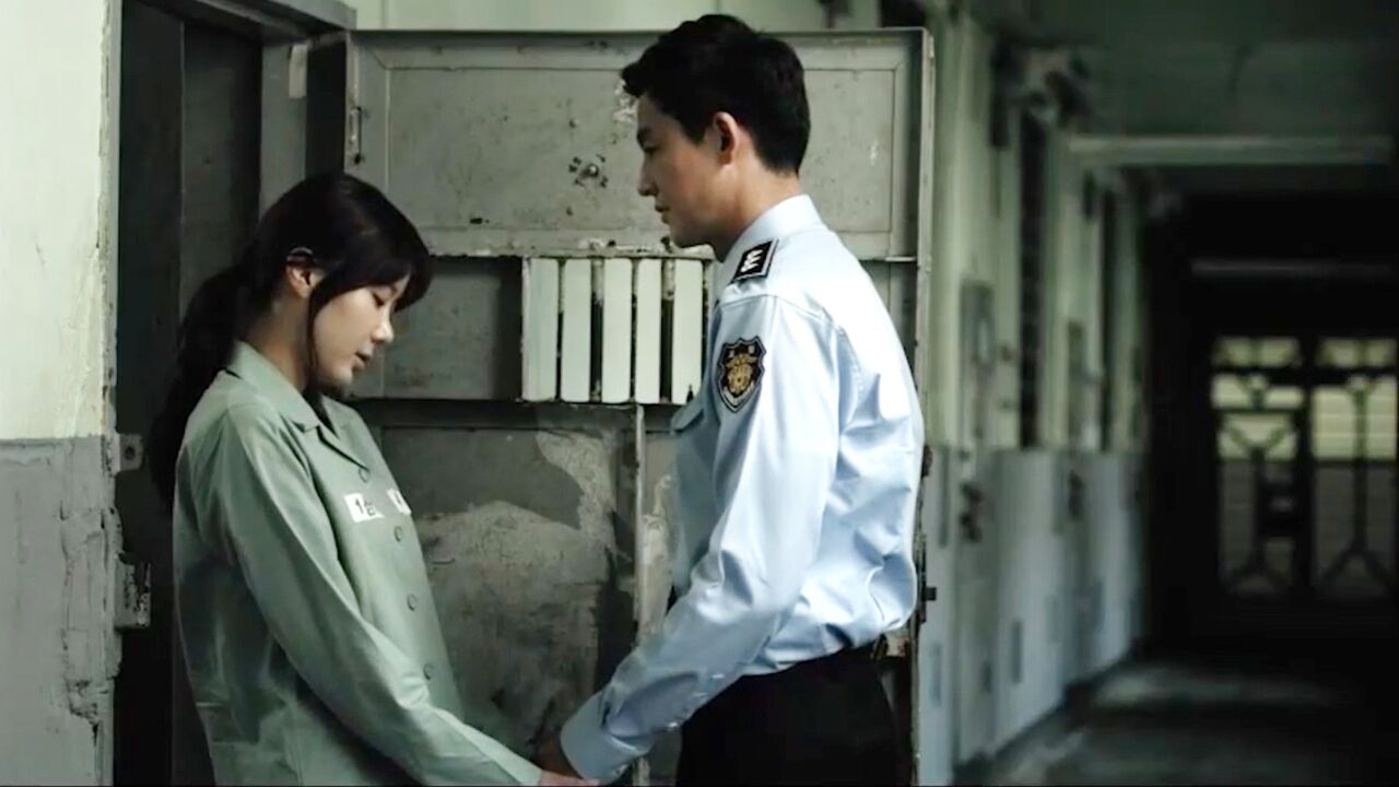 韩国电影《恩霞》女子监狱肮脏交易横行,人性和道德被肆意践踏