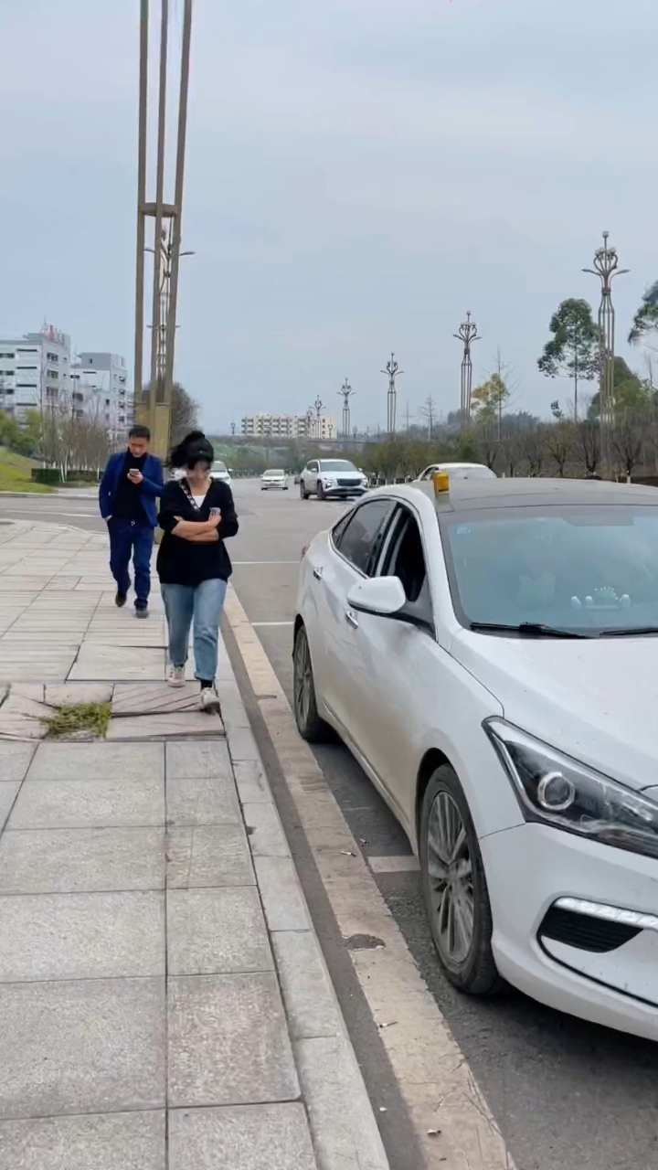 大学附近的车顶上放瓶饮料,这是什么意思?