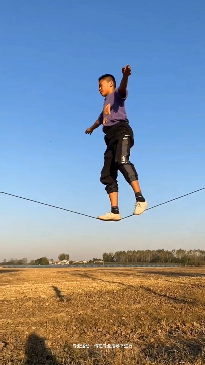 农村小男孩凭借花式杂技表演走红,在钢丝上骑独轮车震撼网友