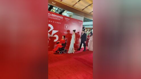 周冬雨的笑容太有感染力啦！直击红毯进行时～第二十五届#上海国际电影节#