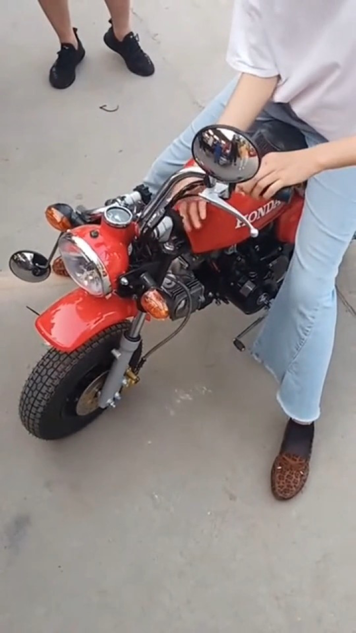 可以折叠的小摩托,出去旅游也能带着,实在太好用了