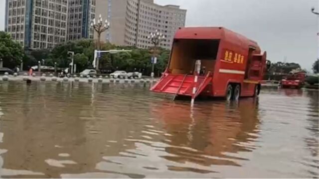 强降雨袭击多地,江西多地出现大暴雨,部分路段积水深80厘米