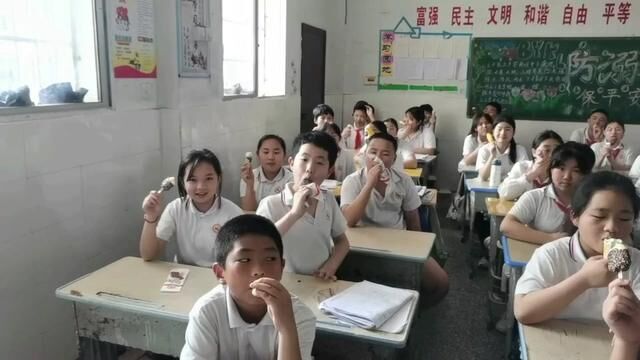 我的孩子们,我们六年的小学时光就此结束,依依不舍,千言万语唯有化成满眼热泪.这泪水里,有不舍,有喜悦,也有殷殷期望.