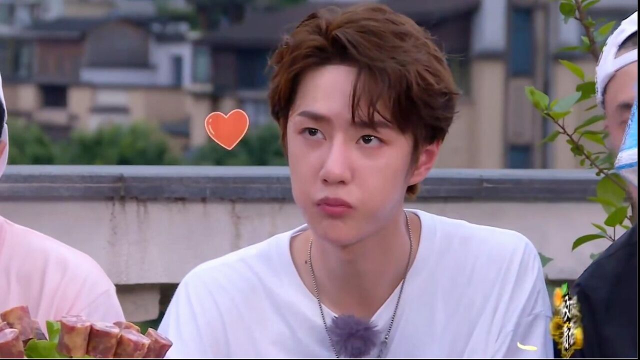 一分钟告诉你,看王一博吃东西有多馋人,大半夜的硬生生看饿了!