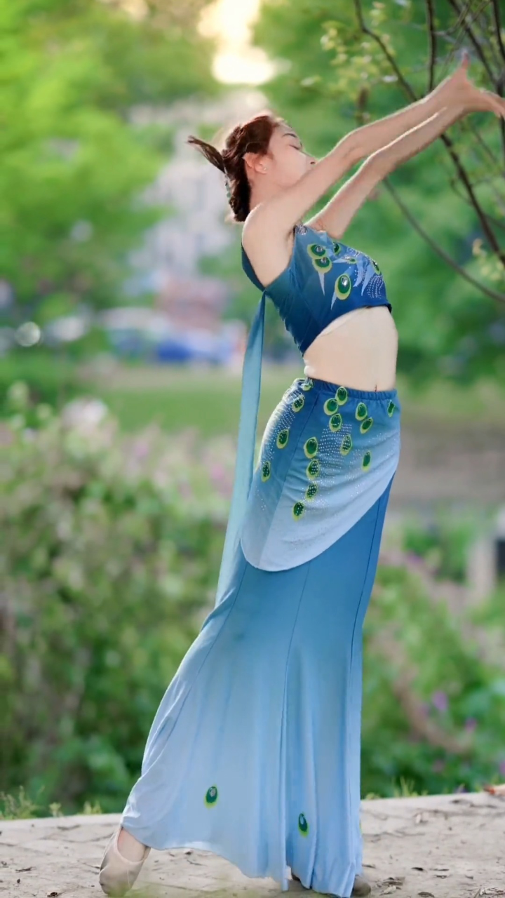 月亮傣族舞 月亮爬上枝头,你想我了没?