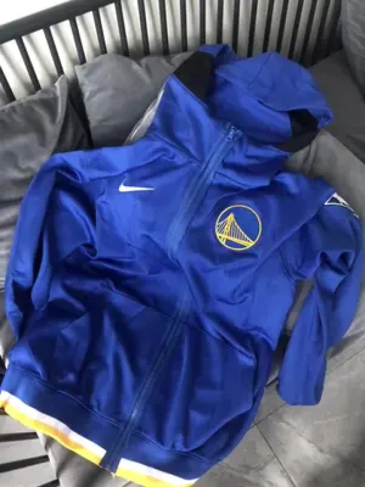 库里 勇士出场服来啦 经典帅气又百搭 快艾特勇蜜一起整一件吧#勇士