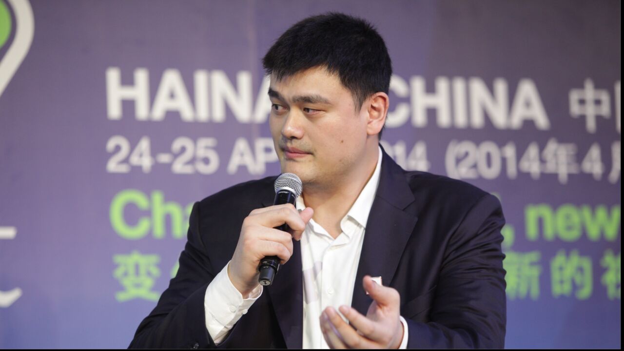 当年为啥会被马布里晃倒?看姚明如何幽默化解小球迷提问