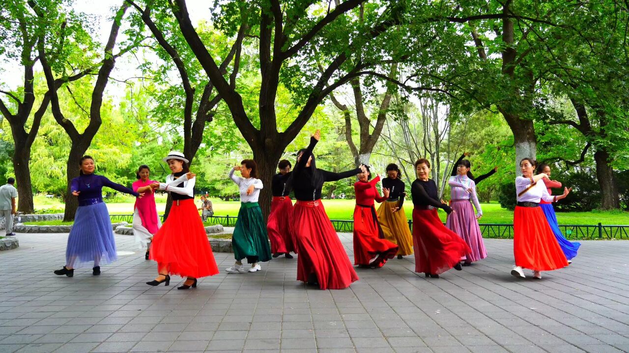 魅力朵朵广场舞《心上的罗加》舞蹈整齐好看,越跳越好看
