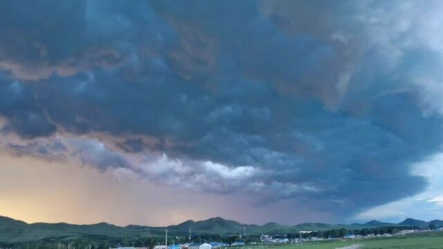 内蒙古一地上空出现“线风暴”