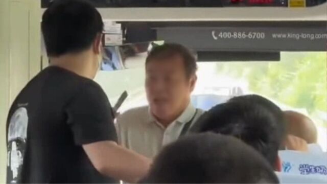 男子强行要求在高速下车自称是警察,公交公司:已报案并提供录像